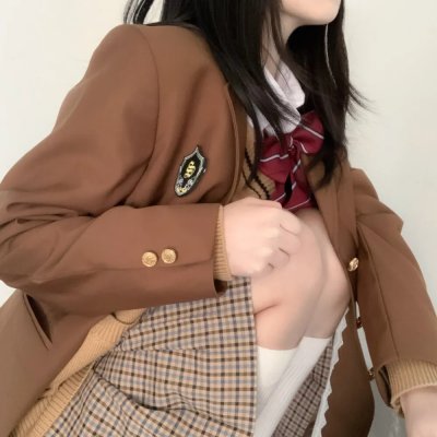 出墙红杏两家春